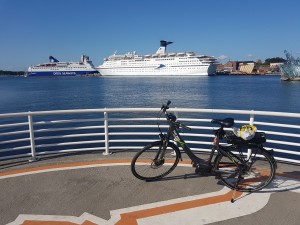 My rented e-bike with Oslo harbor in the background.